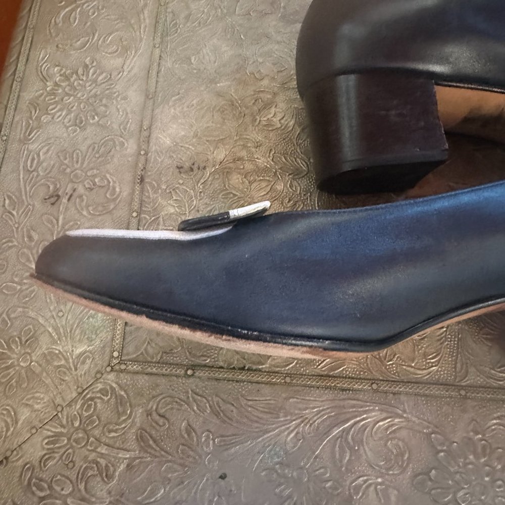 SALVATORE FERRAGAMO Davidia Navy and White Block Heel Shoes - 8 ½ - Picture 5 of 15